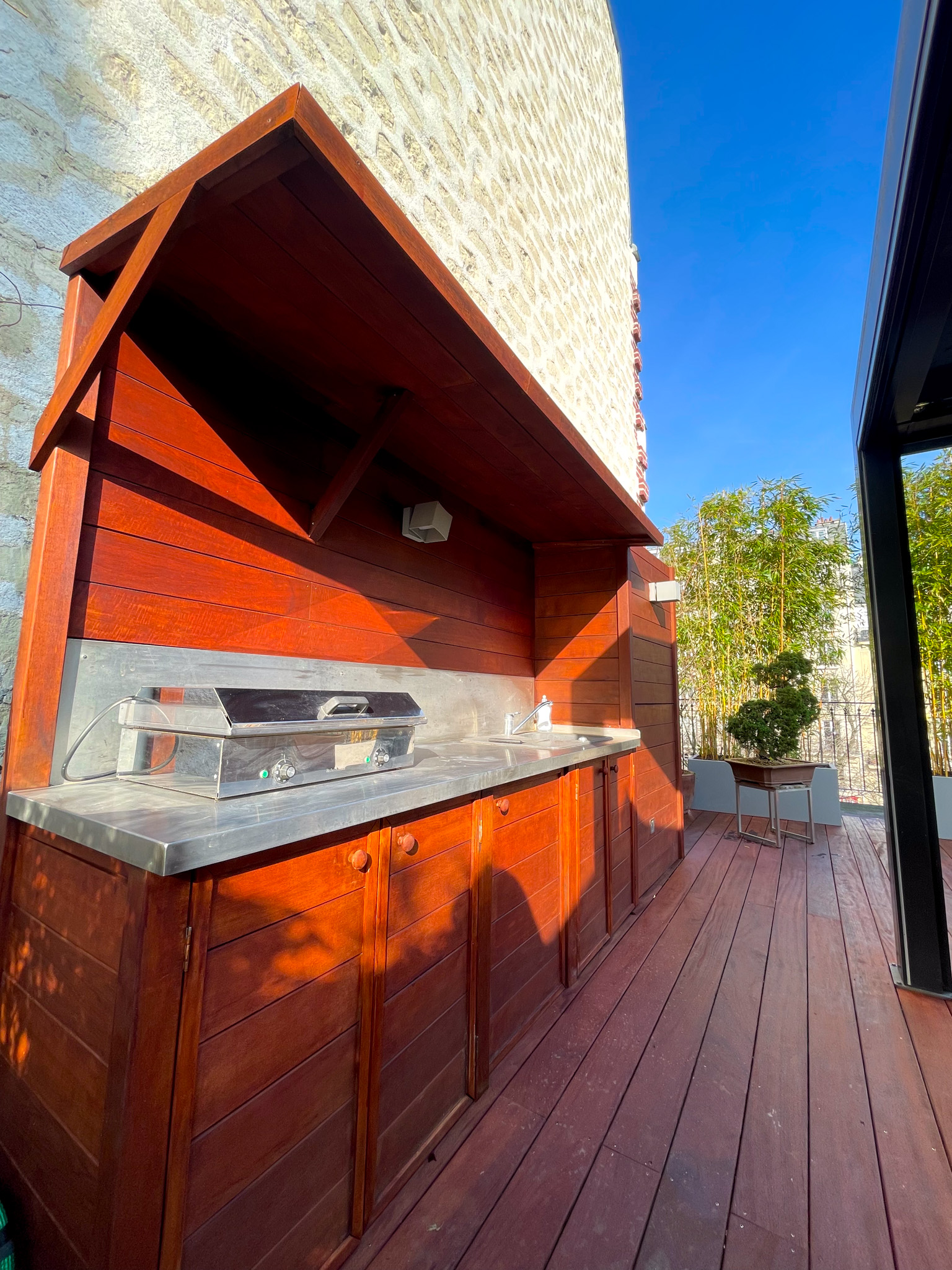 Cuisine extérieure en bois exotique et aluminium à Paris 13ème